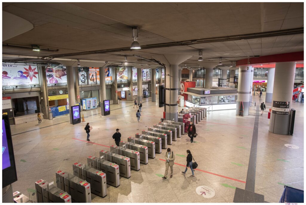 Figura 4. Fotografía panorámica de la estación de cercanías de Atocha en la que se ven los tornos por los que se accede a los andenes. 