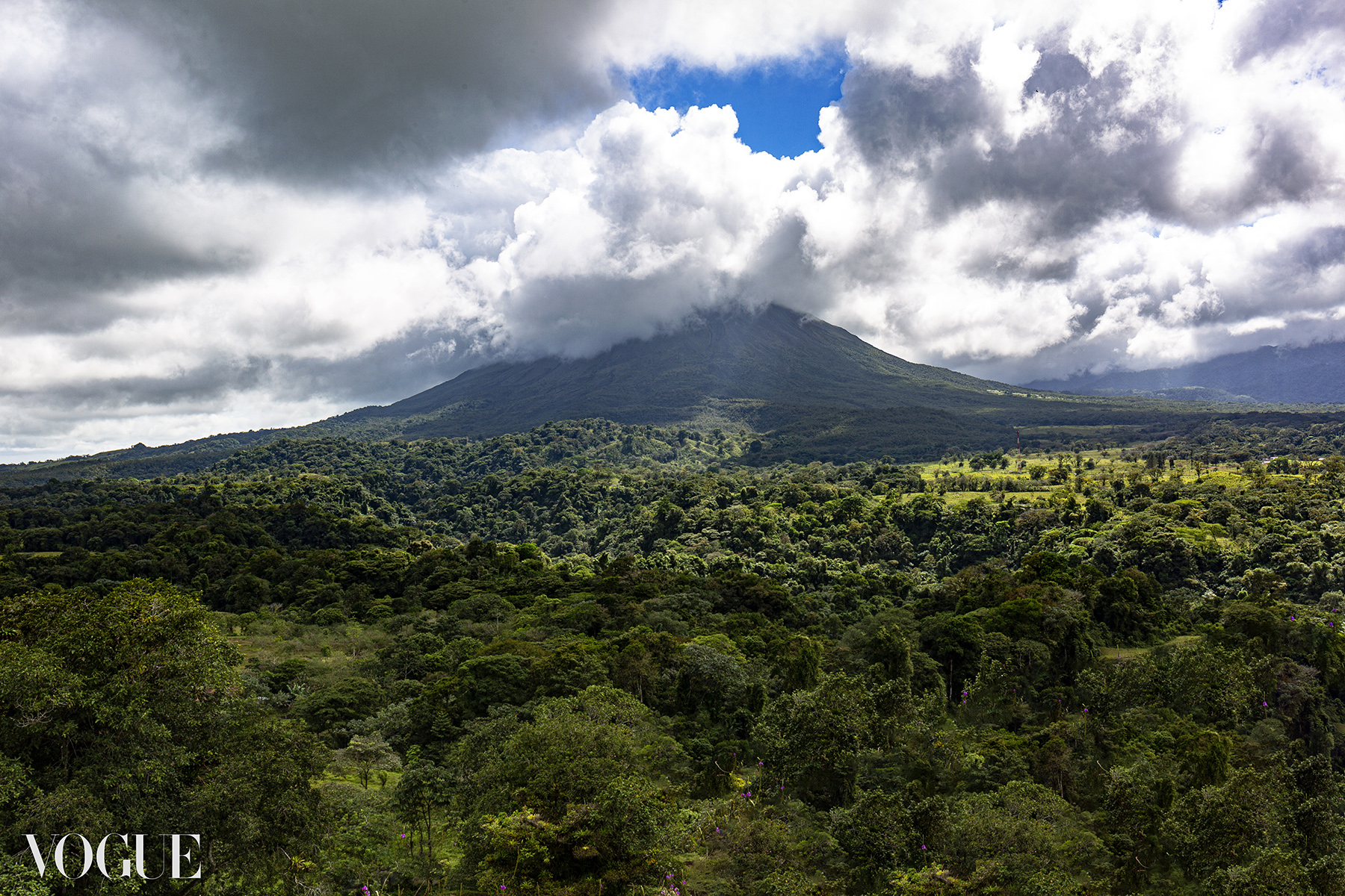 Volcán Arenal. Costa Rica Foto seleccionada y publicada por Vogue Italia en su web . Autoría propia